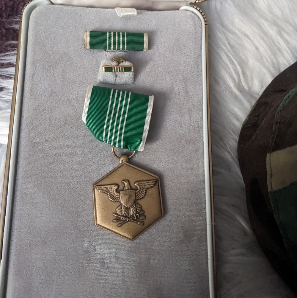 Army Bundle Hats Patches Pin Etc - image 8